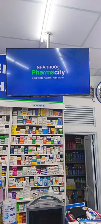 Màn hình LCD 43 inch tại khu vực quầy thuốc Pharmacity