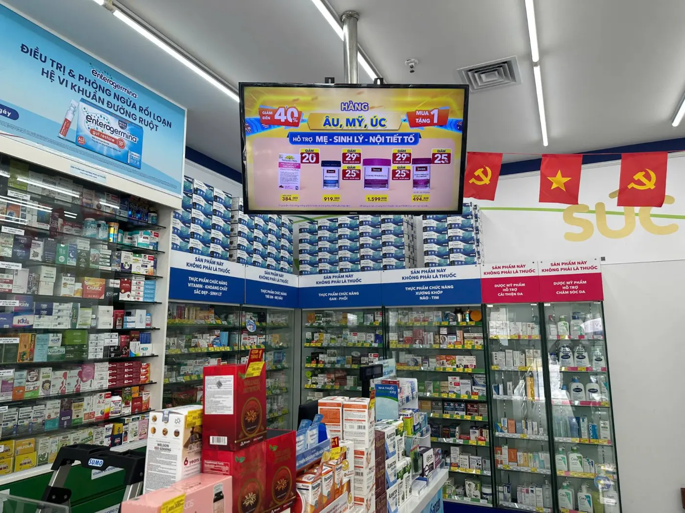 Màn hình phát chương trình khuyến mãi thực phẩm chức năng phía trên khu kệ vitamin tại Pharmacity