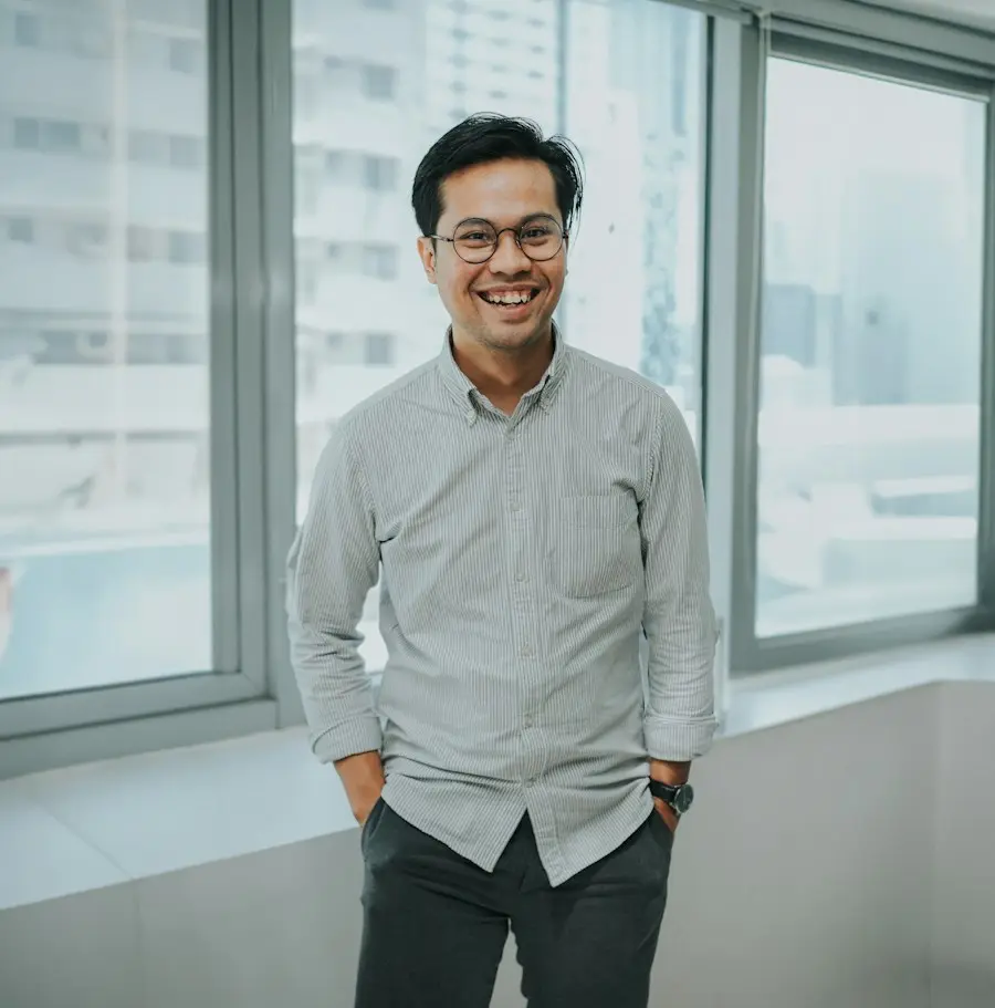 Người đàn ông mỉm cười bên cửa sổ