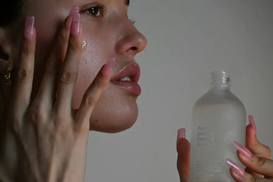Người phụ nữ thoa serum dưỡng da